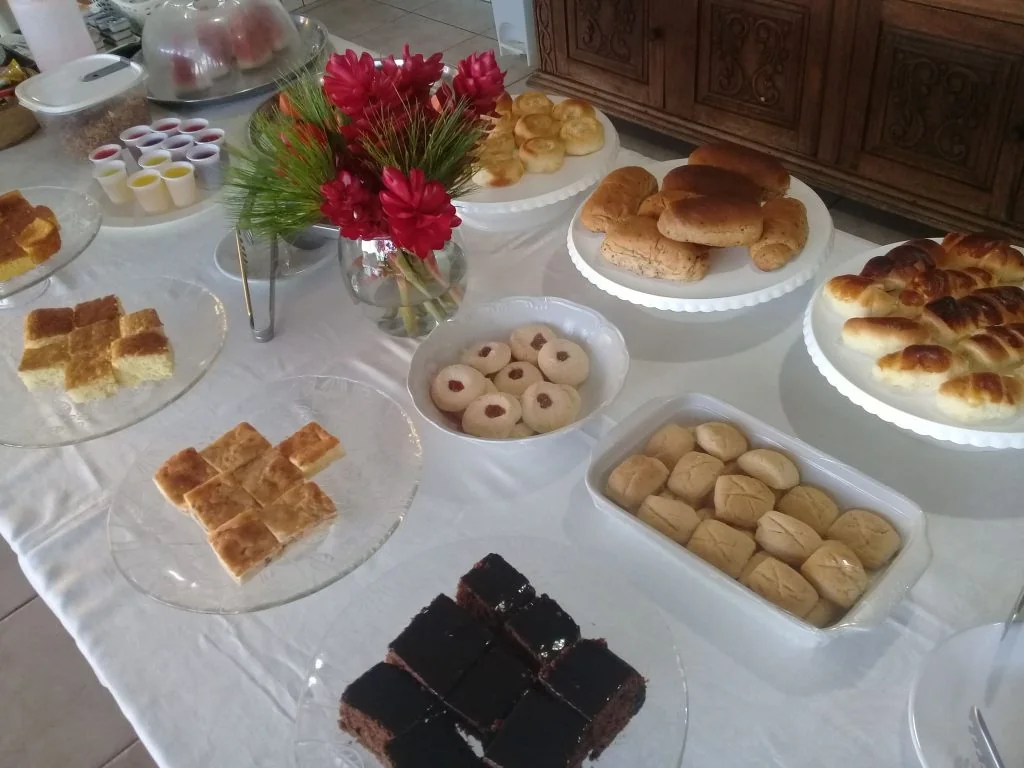 Mesa de café da manhã da pousada