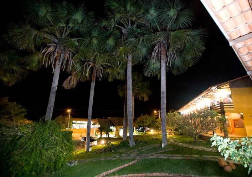 Pousada iluminada à noite