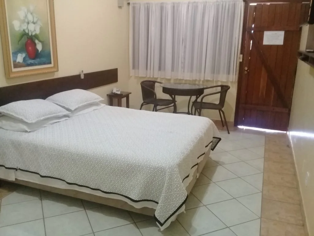 Quarto amplo da pousada
